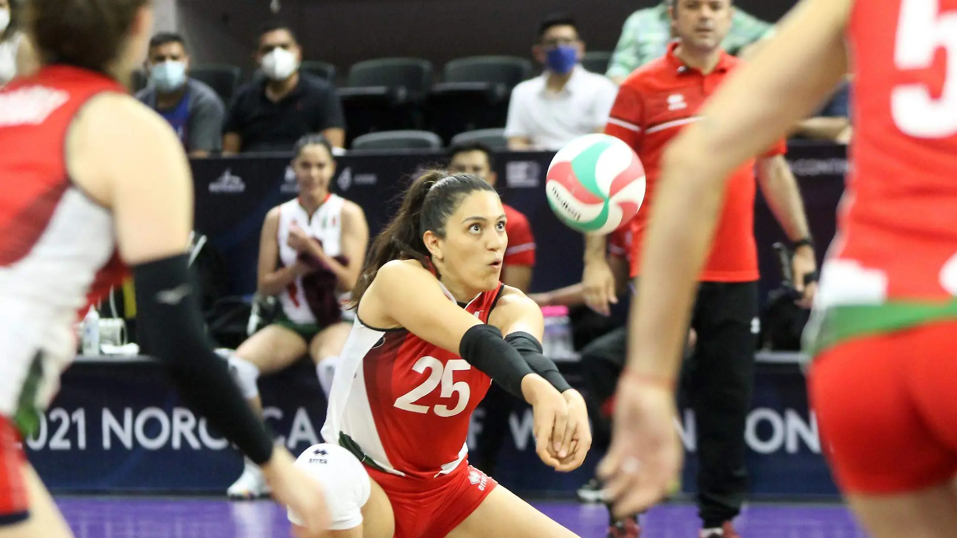 La sonorense Karina Flores en acción ante Trinidad y Tobago en el Norceca 2021 de Volibol Femenil         (Cortesía Codeson)